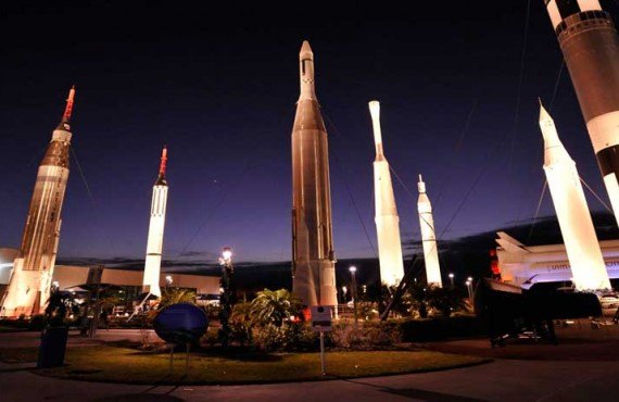 Kennedy-Space-Center-Rocket-Garden-Nuit