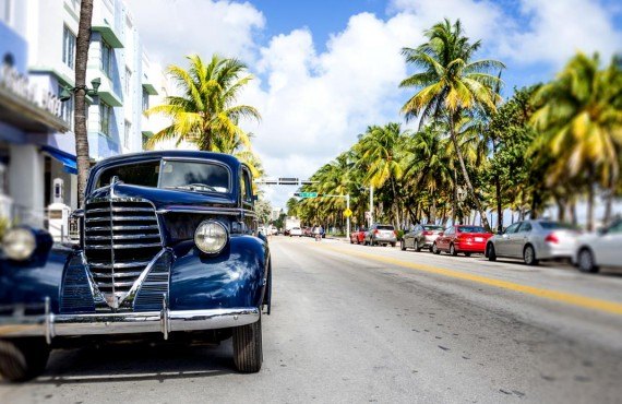 Ocean Drive, Miami (DollarPhotoClub, OneInchPunch)