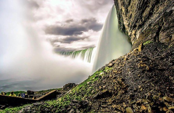 Les chutes vue d'en-bas (Niagara Falls Tourism, Orsi Gembiczki )