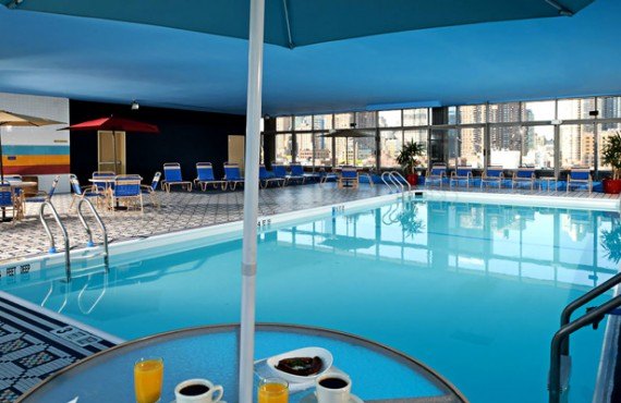 8-skyline-hotel-ny-piscine