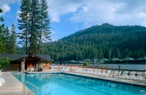 9-the-pines-resort-piscine
